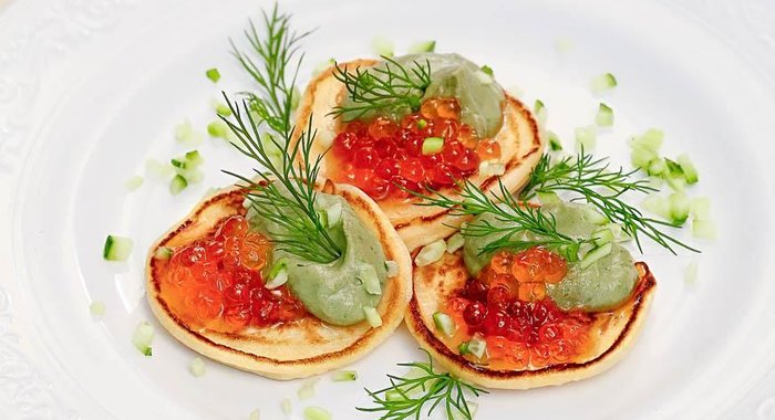 Блинчики с икрой и кремом из авокадо