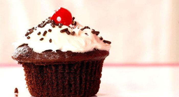 Шоколадные мини-кексы с вишнями