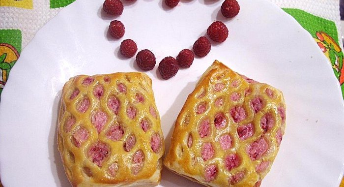 Слойки с творогом и малиной