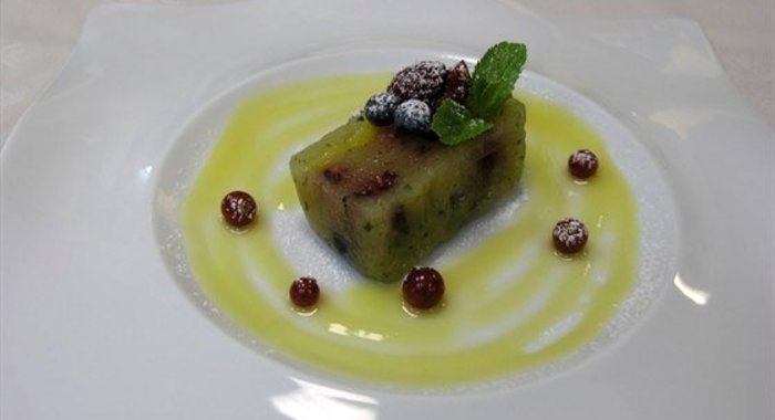 Террин из груши с красными ягодами под апельсиновым соусом