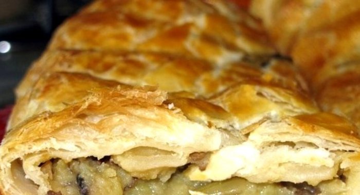 Слоеный пирог с грибами и картофелем