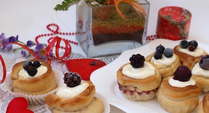 Булочки с ягодами и творожной начинкой