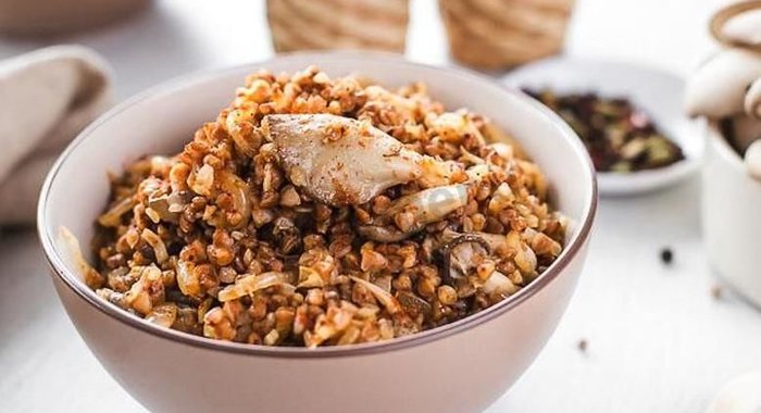 Дроблёная гречка с вешенками