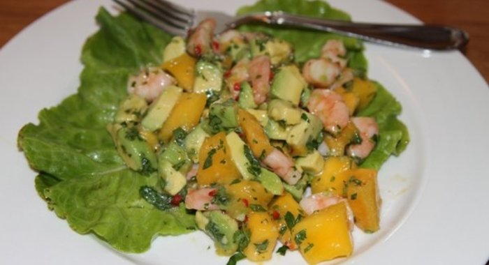 Салат с креветками, манго и авокадо