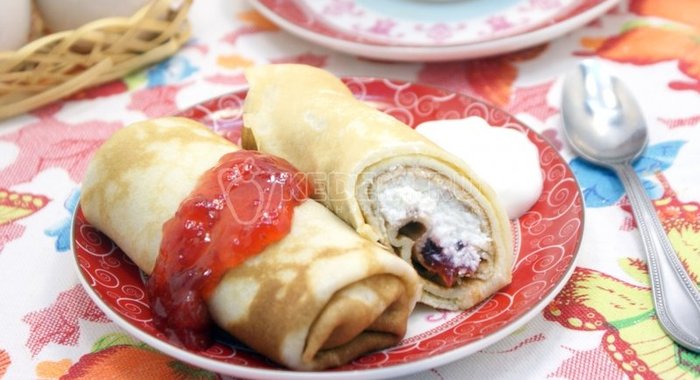 Блины на сливках с творогом и клубничным джемом