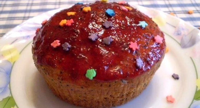 Маковые кексы с клубничной помадкой