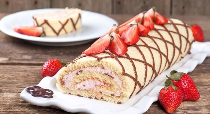 Рулет с клубнично-творожным кремом