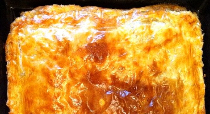 Пирог из слоеного теста с грибами и картошкой