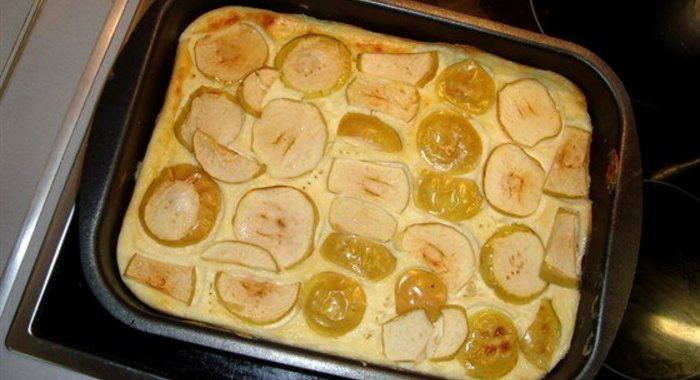 Яблочная творожная запеканка