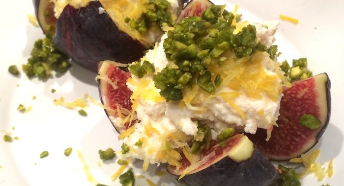 Инжир с рикоттой и фисташками