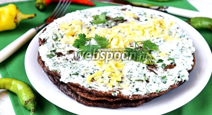 Печёночный торт с кунжутными семечками и зеленью