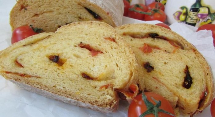 Томатный хлеб с вялеными помидорами