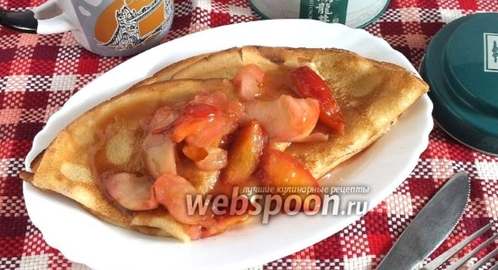 Блинчики с фруктами в карамельном соусе