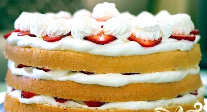 Клубничный торт со сливками