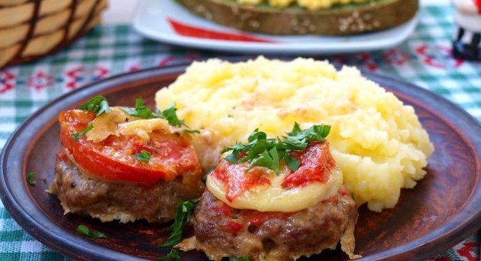 Мясные котлеты запечённые с помидорами и луком в духовке