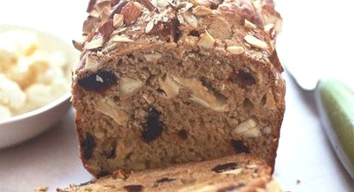 Кекс с сушеными яблоками, вишней и миндалем