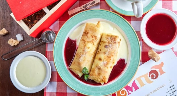 Блинчики с творогом в сливочном и малиновом соусе