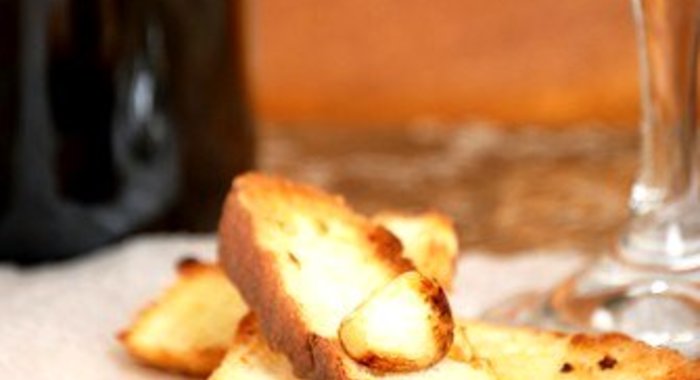 Хлеб с печеным чесноком