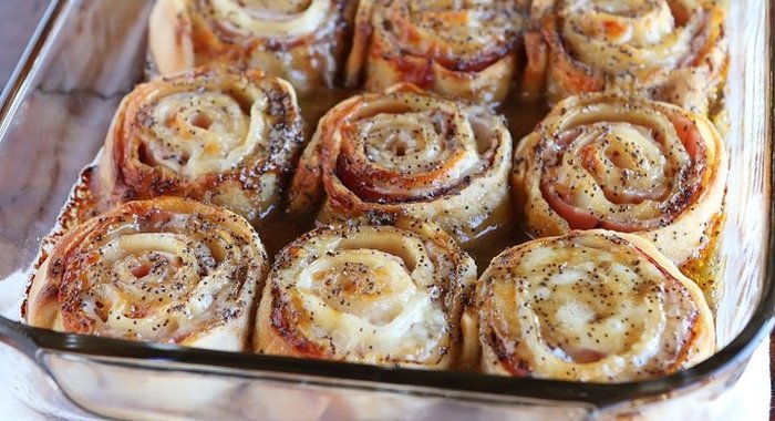 Слоеный рулет с ветчиной и сыром