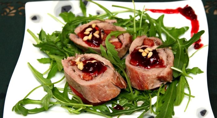 Рулет из говядины с начинкой