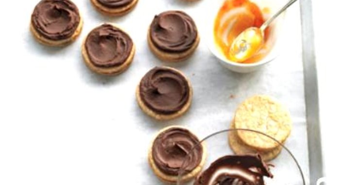 Печенье с шоколадом и абрикосовым джемом