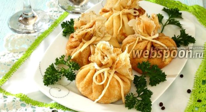 Блинные мешочки с курицей и рисом