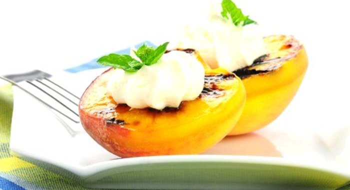 Персики на гриле с ежевично-базиликовым маслом