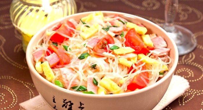 Фунчоза с беконом, помидорами и яичными блинчиками