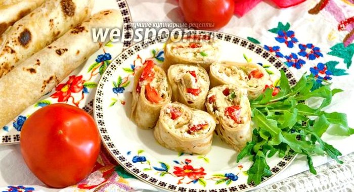 Рулет из лаваша с козьим творогом и авокадо