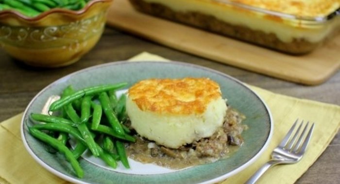 Картофельная запеканка с фаршем и грибами