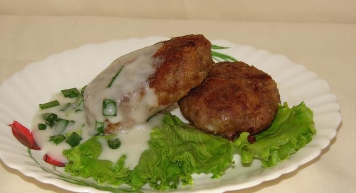 Котлеты из баранины в луковой подливе