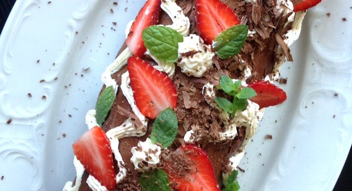 Шоколадный рулет с клубникой и маскарпоне
