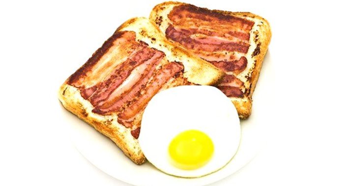 Жареная ветчина на ломтиках хлеба