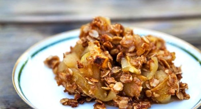 Овсяный крамбл с яблоком