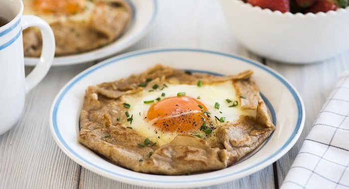 Бретонские блины с ветчиной и яйцом