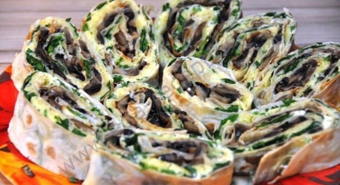 Рулет из лаваша с грибами и сыром