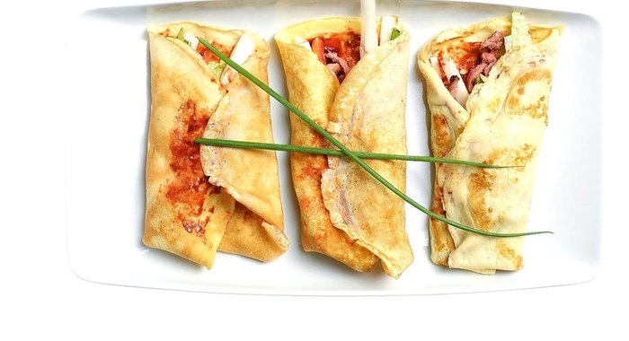 Яичные блинчики с уткой и соусом хойсин