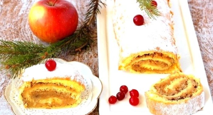 Бисквитный рулет с яблочной начинкой