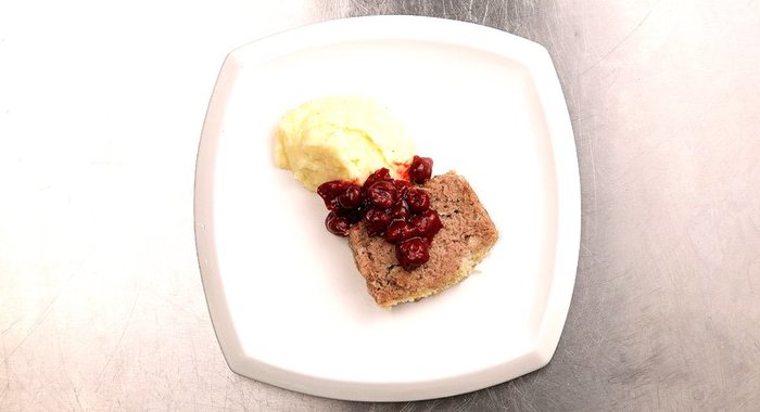 Мясной хлеб с вишневым соусом