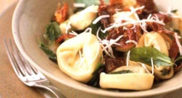 Тортеллини с ветчиной, рукколой и тертым пармезаном