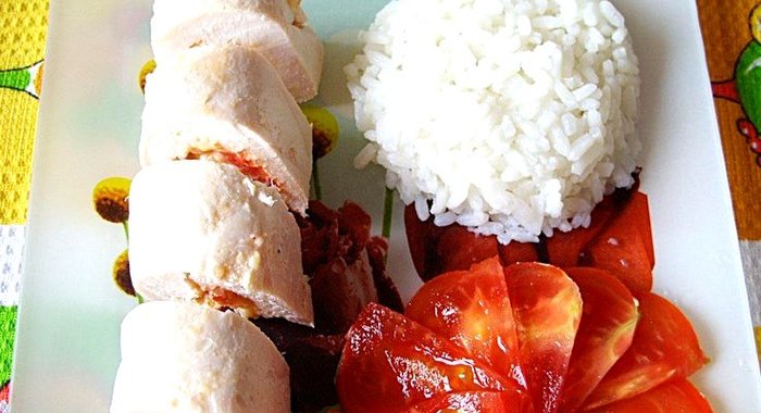 Куриные рулетики с помидором и сыром