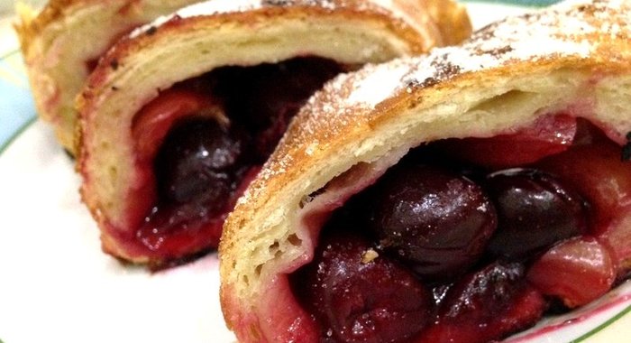 Слоеный рулет с вишней