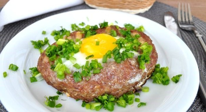 Шницель из домашнего фарша с яйцом