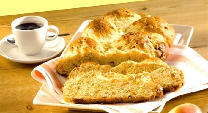 Абрикосово-миндальная плетенка