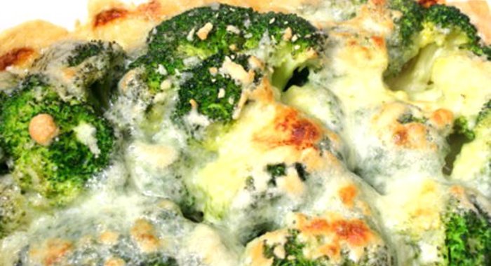 Запеканка из куриного фарша с капустой брокколи, яйцами и сыром