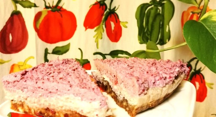 Банановый сыроедческий кешьюкейк с брусникой