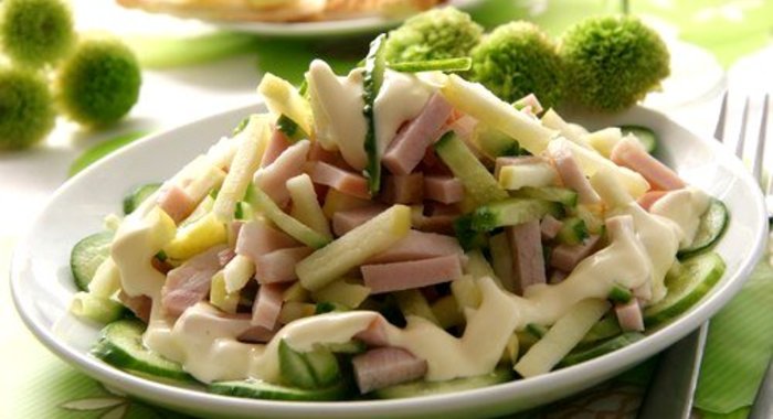 Летний салат с ветчиной и яблоками