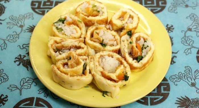 Яично-сырный рулет с рисом и овощами