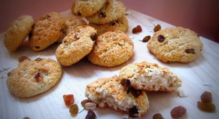 Овсяно-кокосовые печеньки с изюмом