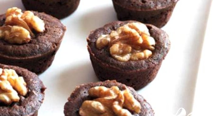 Шоколадные мини-кексы с орехами